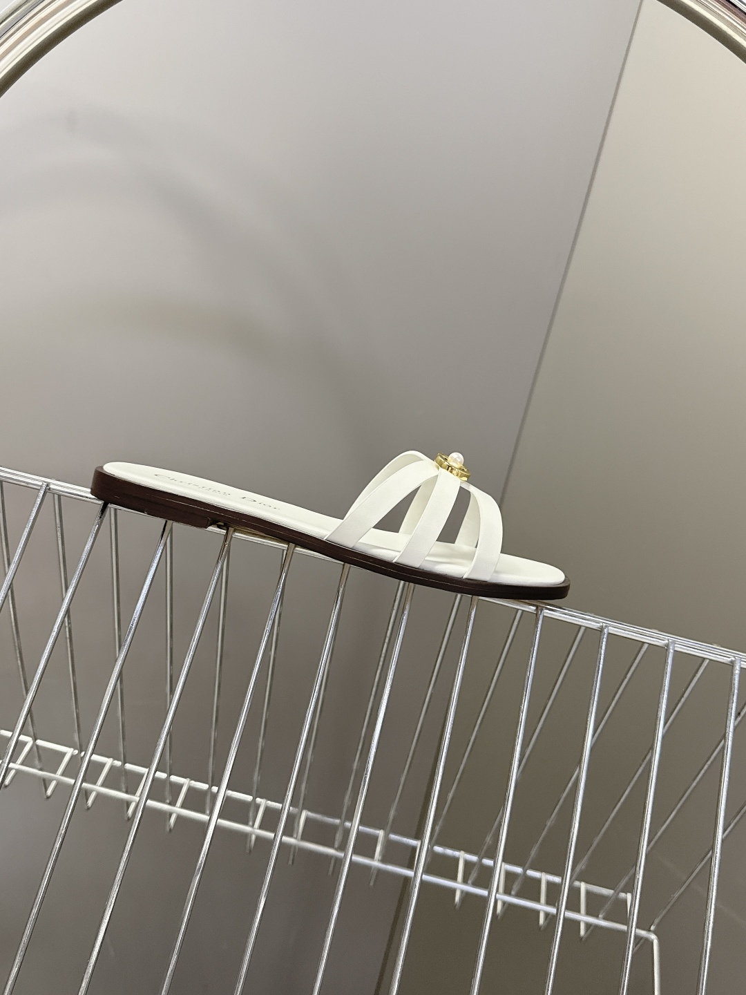 Dior迪奥2026春夏最新款CD拖鞋 超多明星时尚博主种草 春夏季必备 简约的设计 极具辨识度的品牌l