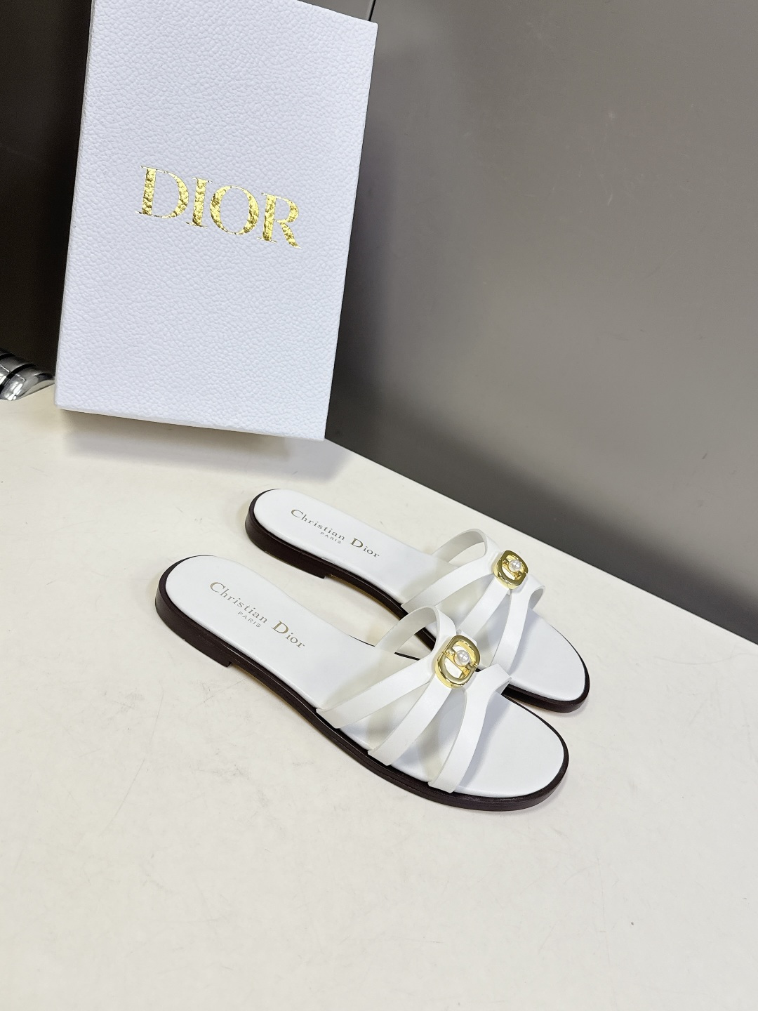 Dior迪奥2026春夏最新款CD拖鞋 超多明星时尚博主种草 春夏季必备 简约的设计 极具辨识度的品牌l