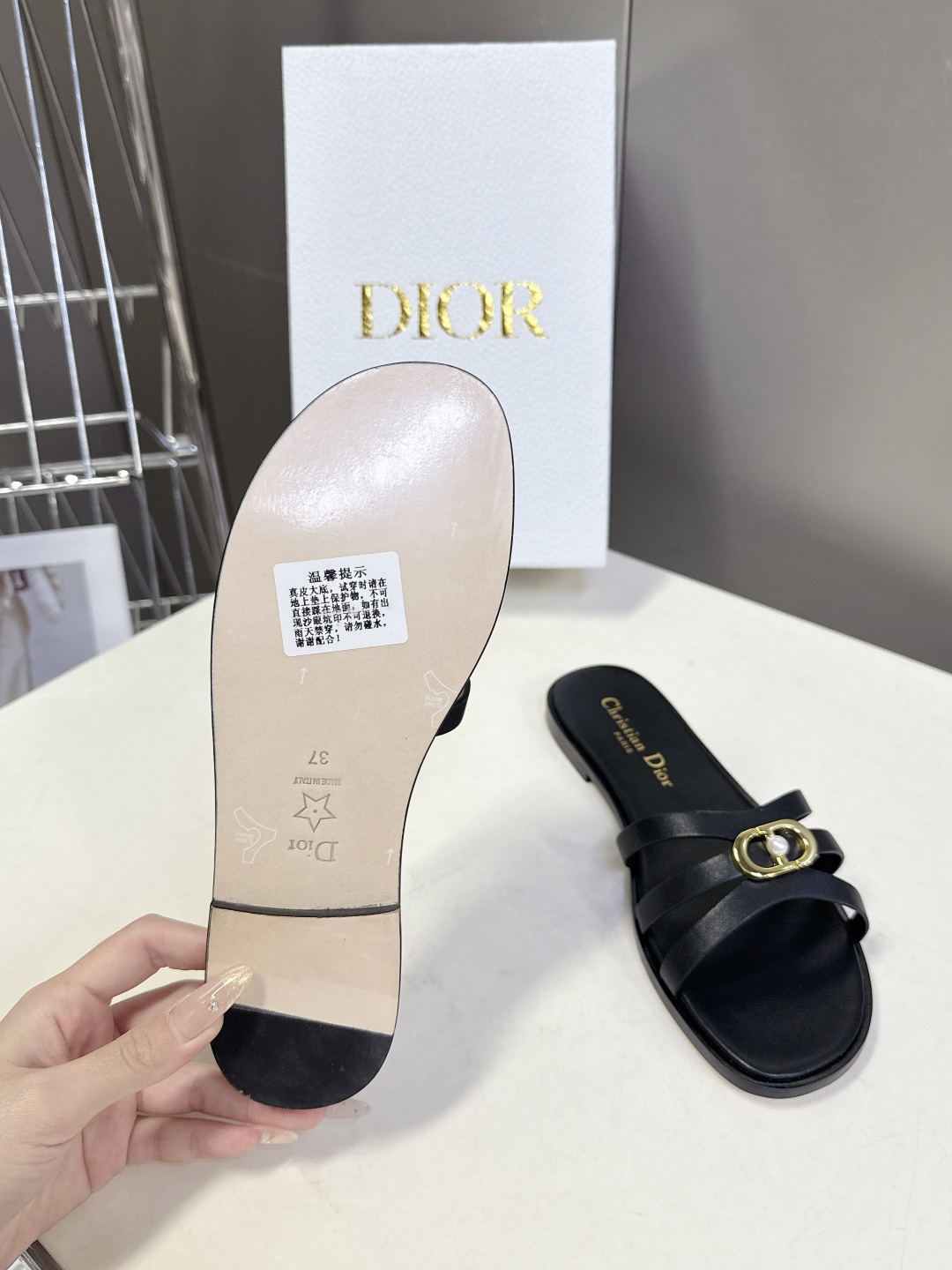 Dior迪奥2026春夏最新款CD拖鞋 超多明星时尚博主种草 春夏季必备 简约的设计 极具辨识度的品牌l