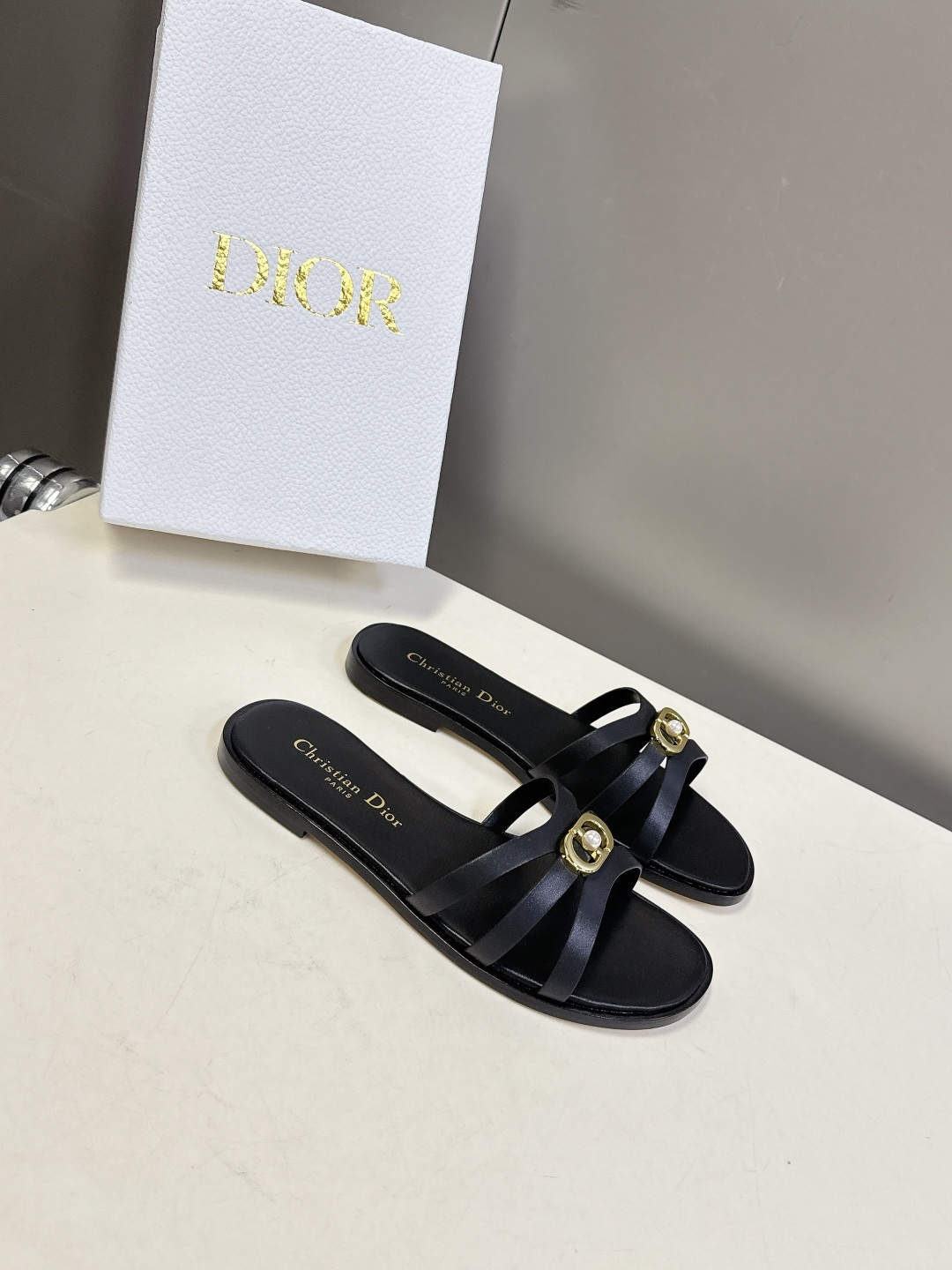 Dior迪奥2026春夏最新款CD拖鞋 超多明星时尚博主种草 春夏季必备 简约的设计 极具辨识度的品牌l