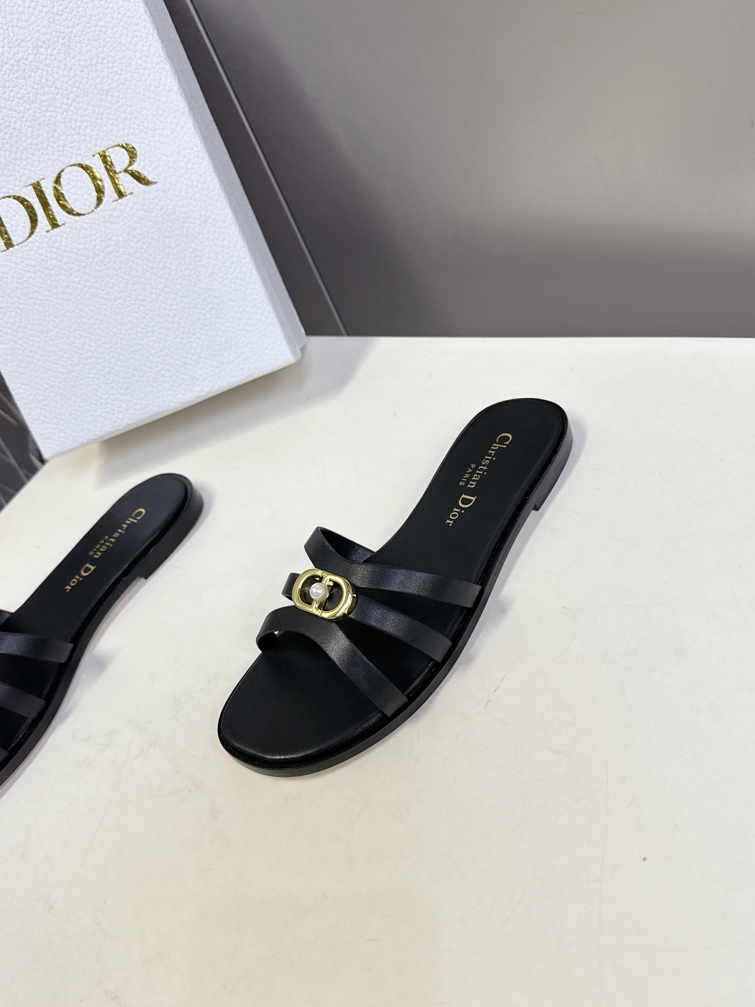 Dior迪奥2026春夏最新款CD拖鞋 超多明星时尚博主种草 春夏季必备 简约的设计 极具辨识度的品牌l