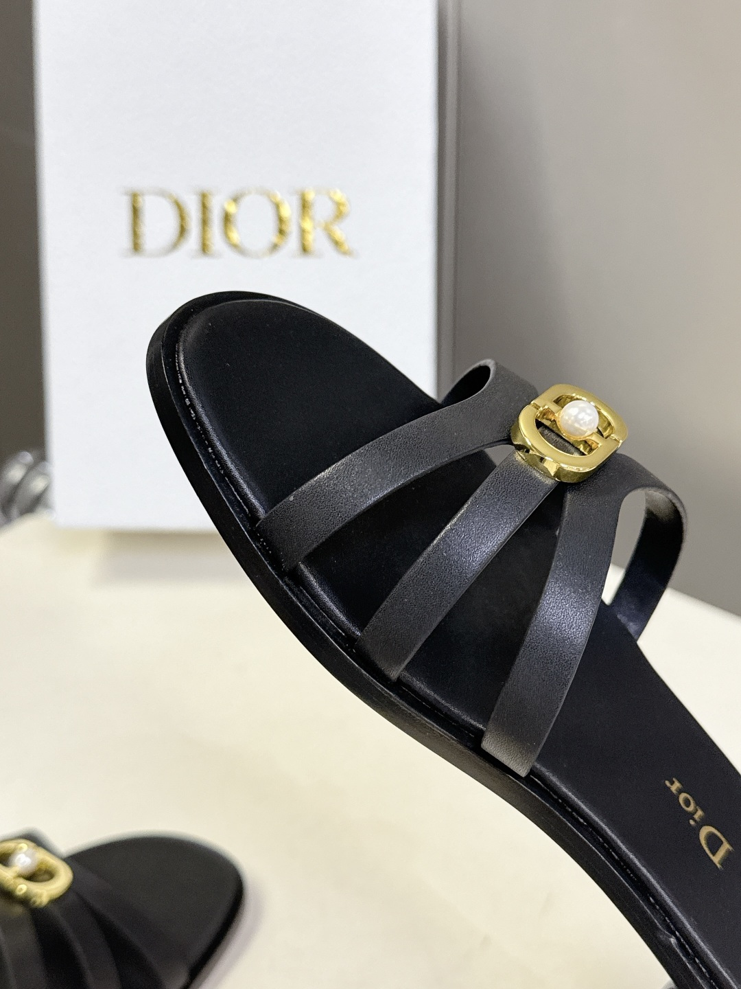 Dior迪奥2026春夏最新款CD拖鞋 超多明星时尚博主种草 春夏季必备 简约的设计 极具辨识度的品牌l