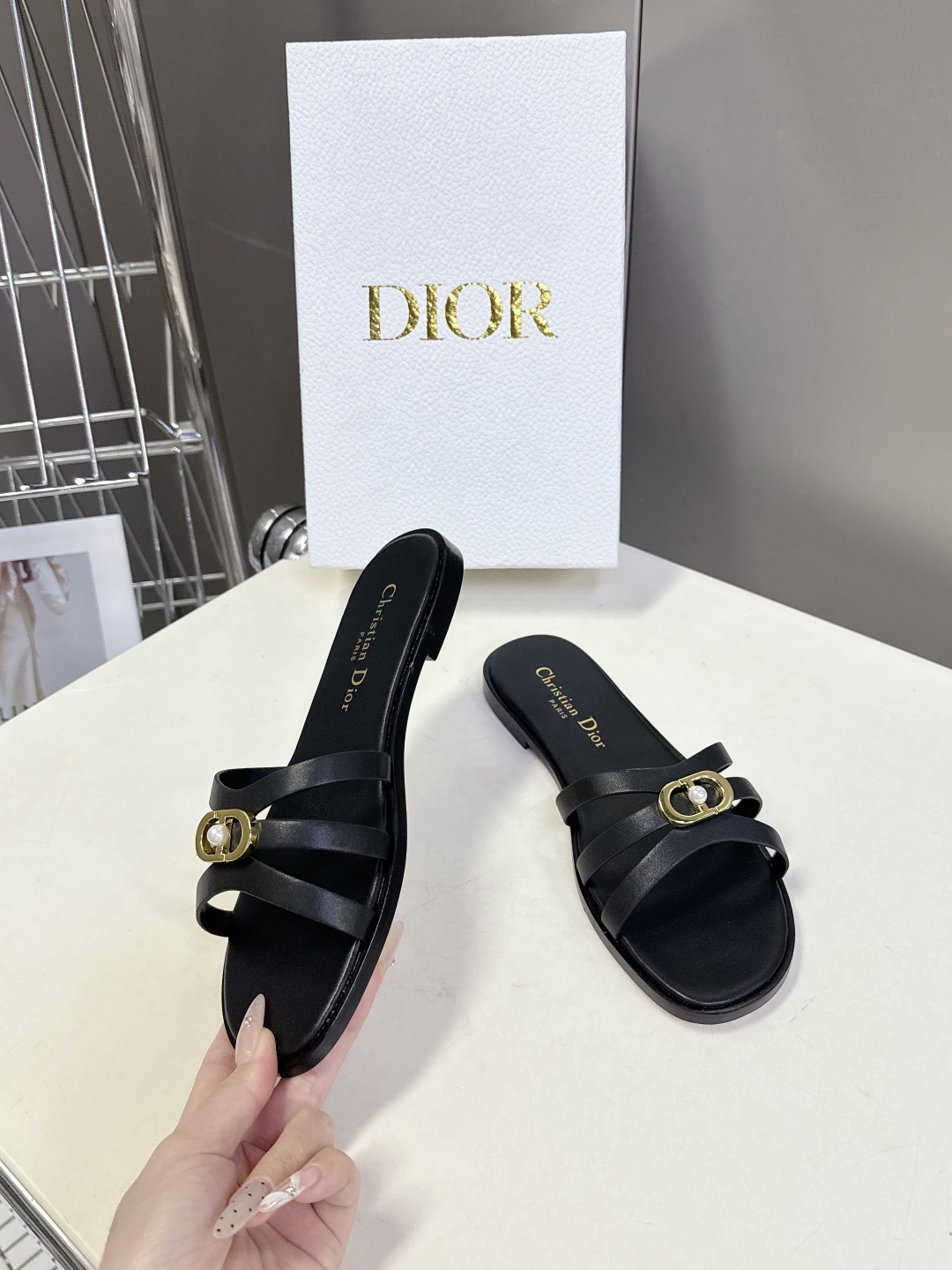 Dior迪奥2026春夏最新款CD拖鞋 超多明星时尚博主种草 春夏季必备 简约的设计 极具辨识度的品牌l