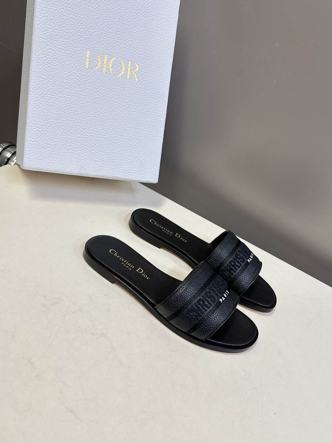 Dior迪奥2026春夏最新款CD拖鞋 超多明星时尚博主种草 春夏季必备 简约的设计 极具辨识度的品牌l