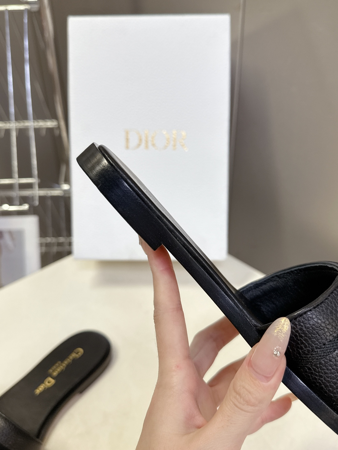 Dior迪奥2026春夏最新款CD拖鞋 超多明星时尚博主种草 春夏季必备 简约的设计 极具辨识度的品牌l