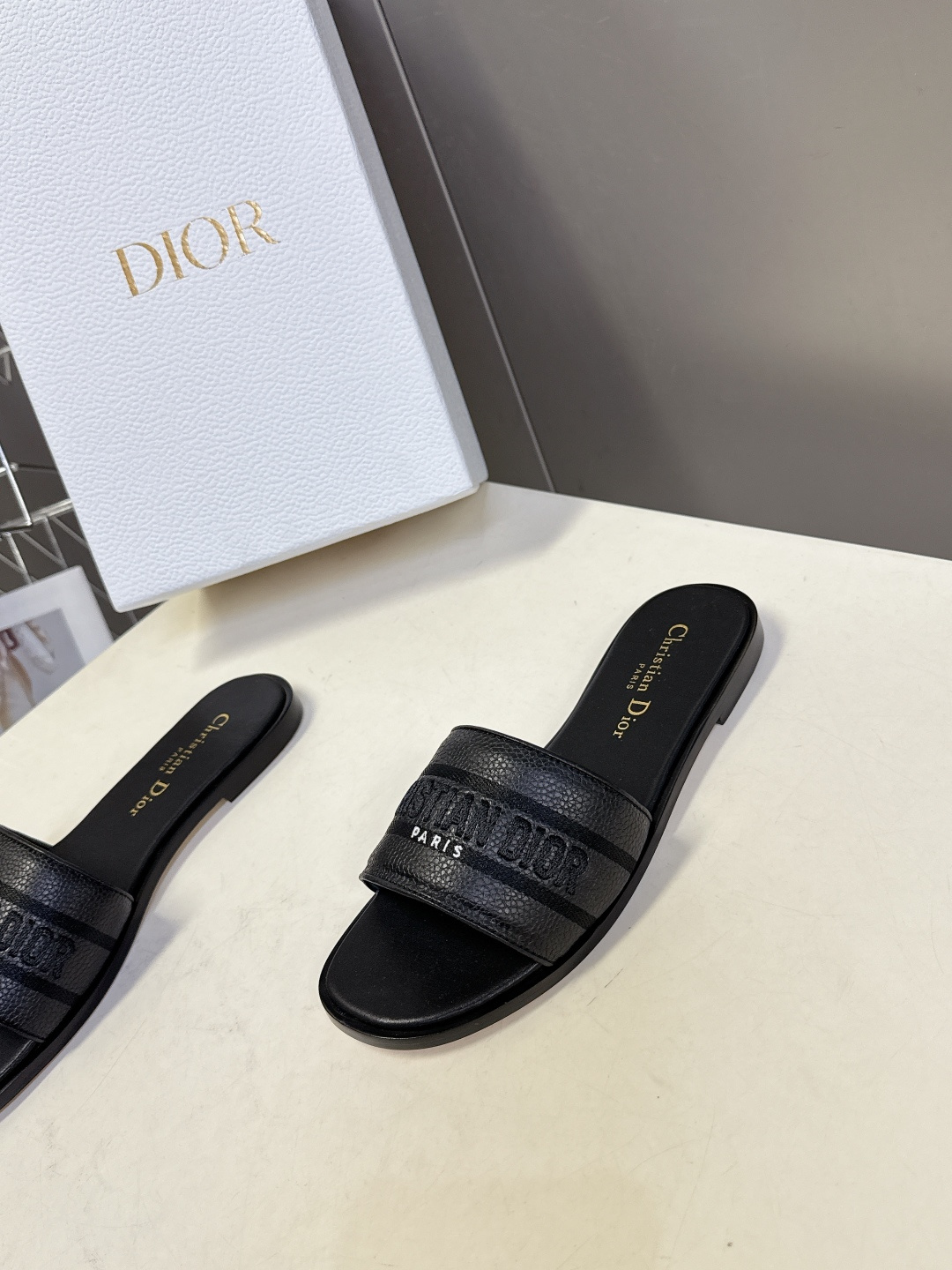 Dior迪奥2026春夏最新款CD拖鞋 超多明星时尚博主种草 春夏季必备 简约的设计 极具辨识度的品牌l