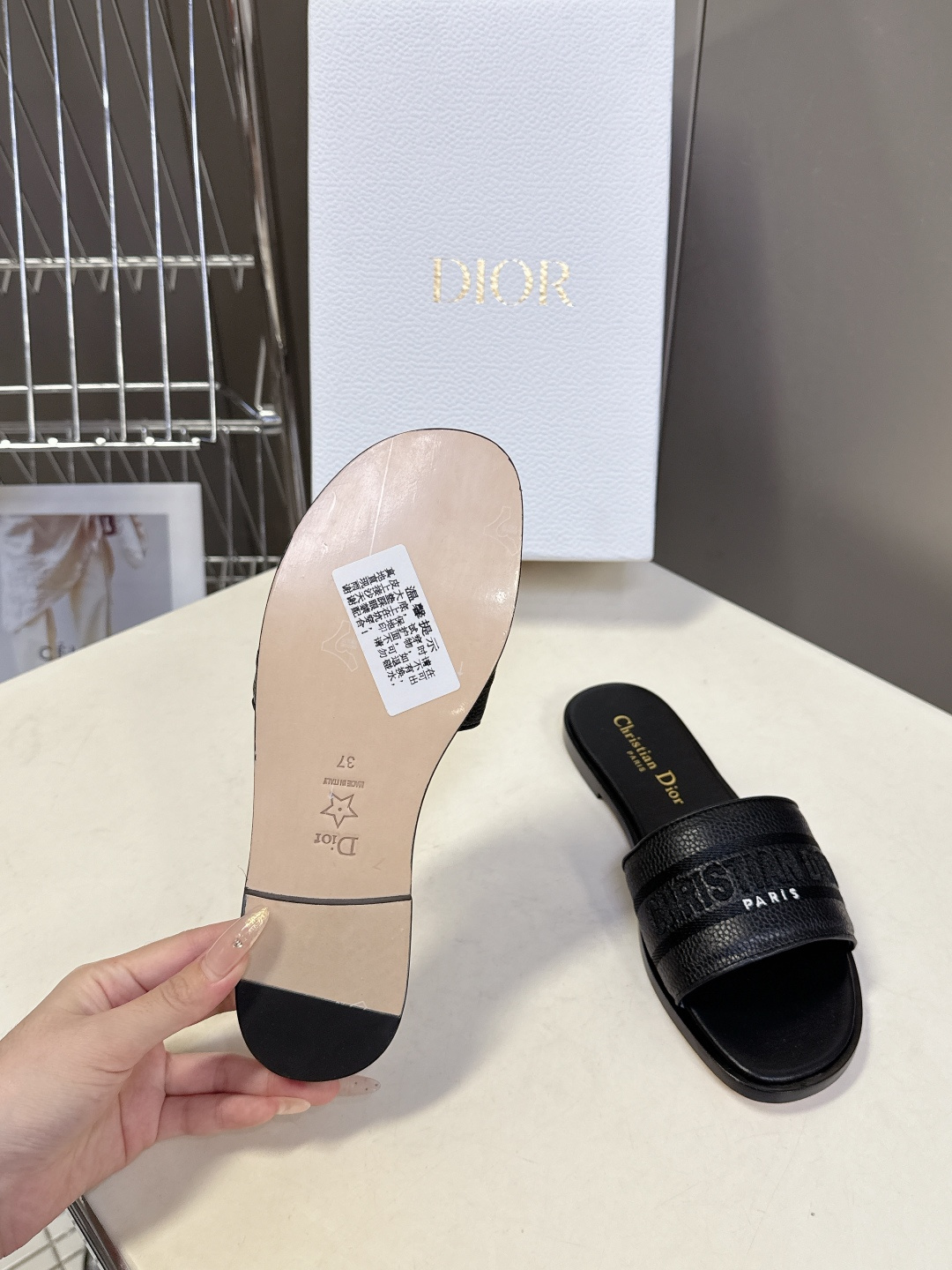 Dior迪奥2026春夏最新款CD拖鞋 超多明星时尚博主种草 春夏季必备 简约的设计 极具辨识度的品牌l