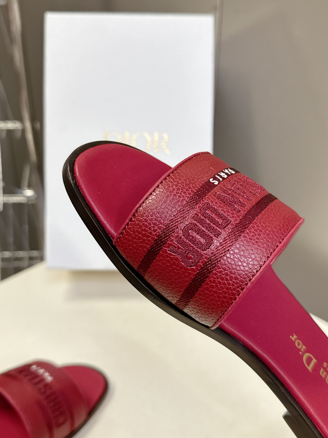 Dior迪奥2026春夏最新款CD拖鞋 超多明星时尚博主种草 春夏季必备 简约的设计 极具辨识度的品牌l