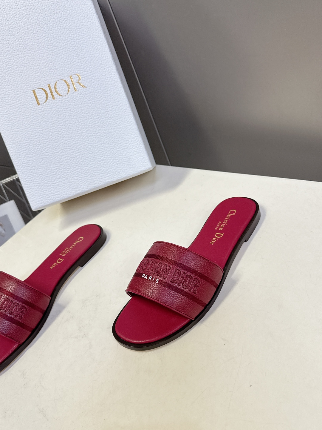 Dior迪奥2026春夏最新款CD拖鞋 超多明星时尚博主种草 春夏季必备 简约的设计 极具辨识度的品牌l