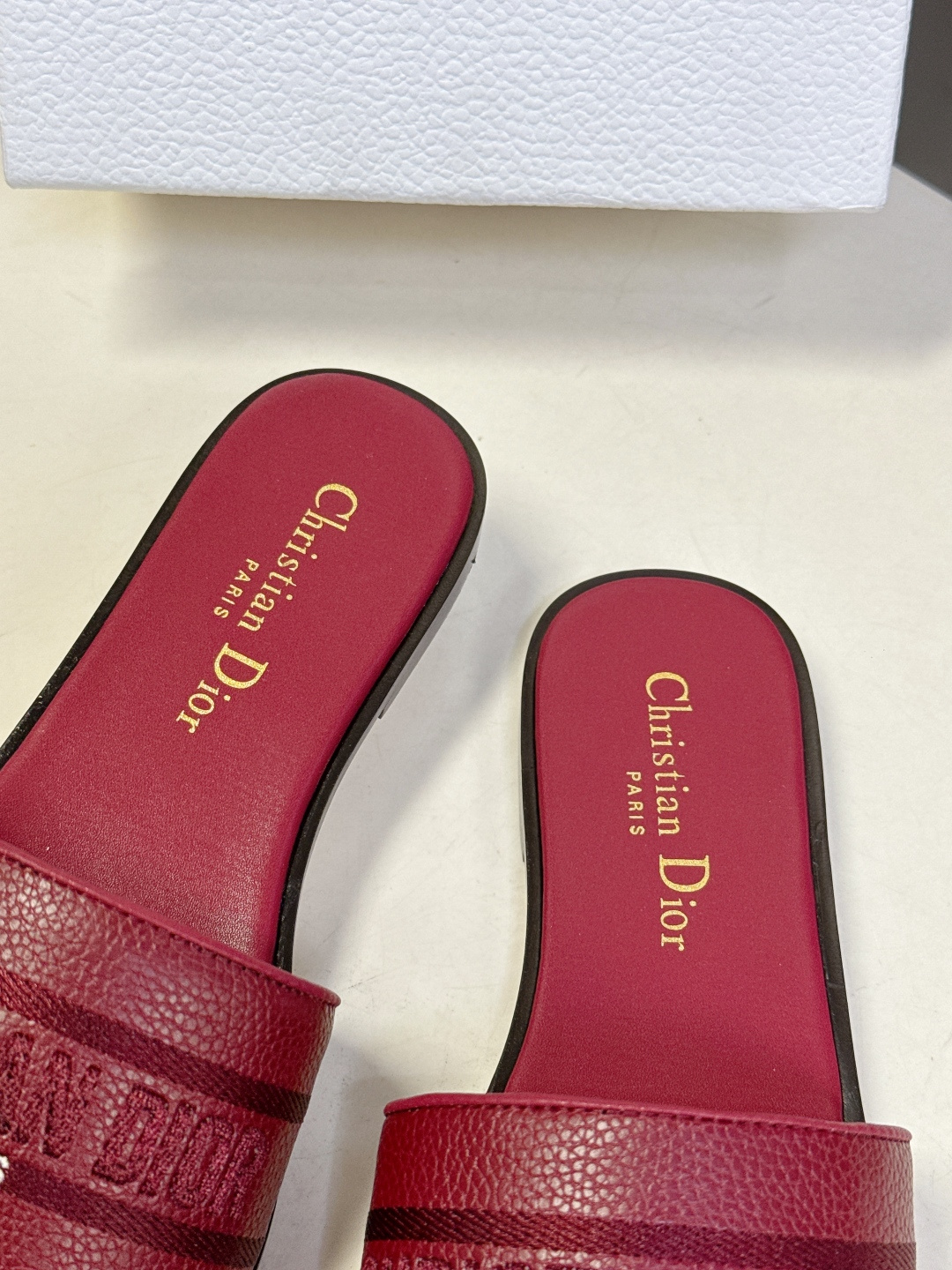 Dior迪奥2026春夏最新款CD拖鞋 超多明星时尚博主种草 春夏季必备 简约的设计 极具辨识度的品牌l