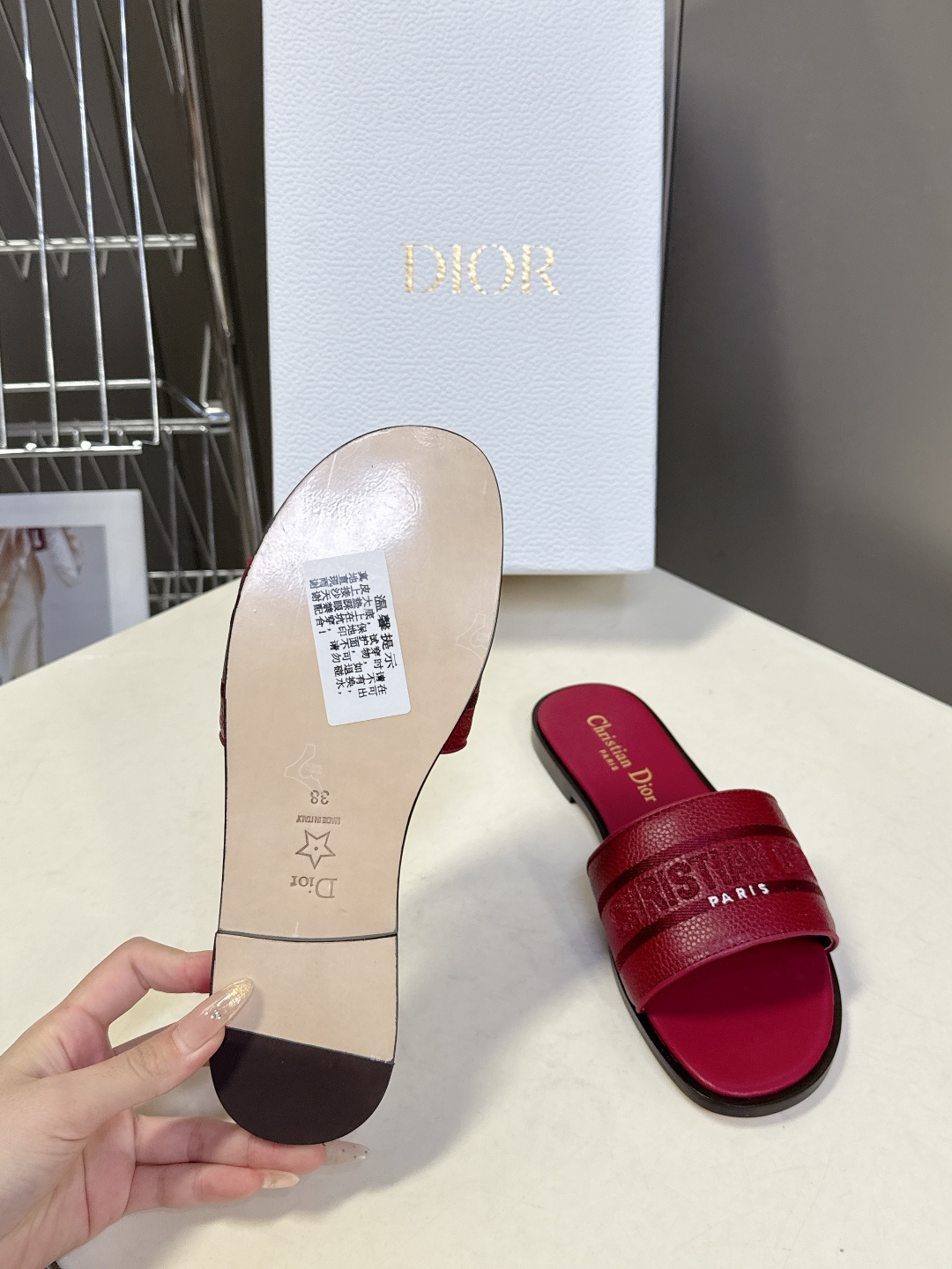 Dior迪奥2026春夏最新款CD拖鞋 超多明星时尚博主种草 春夏季必备 简约的设计 极具辨识度的品牌l
