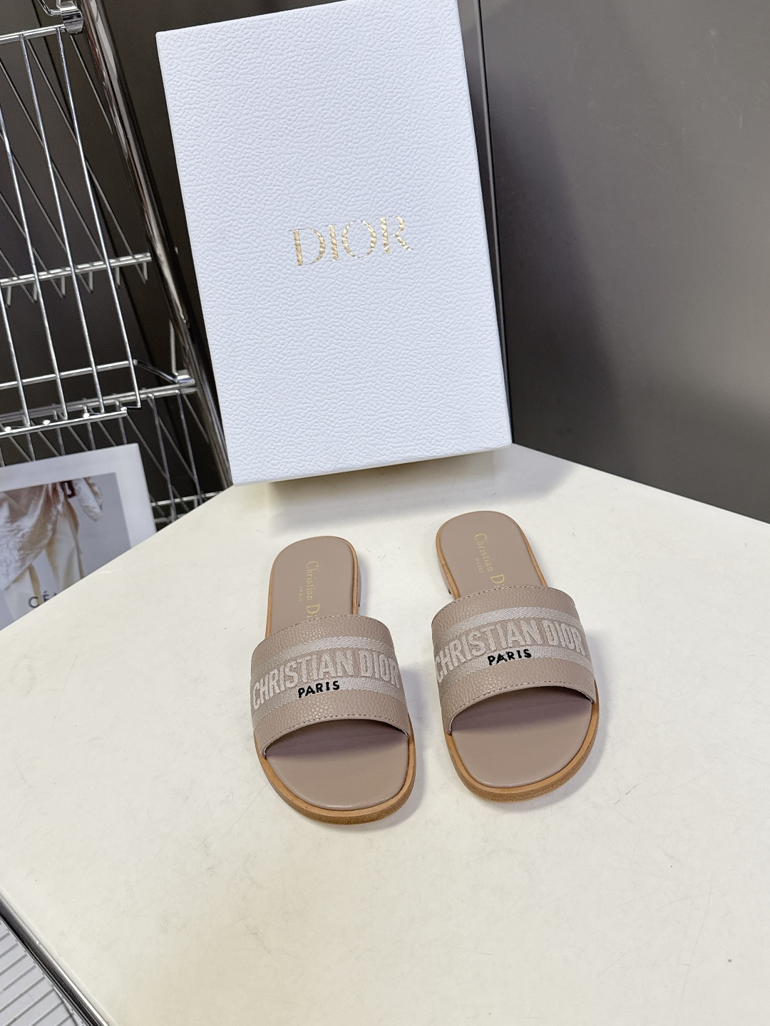 Dior迪奥2026春夏最新款CD拖鞋 超多明星时尚博主种草 春夏季必备 简约的设计 极具辨识度的品牌l