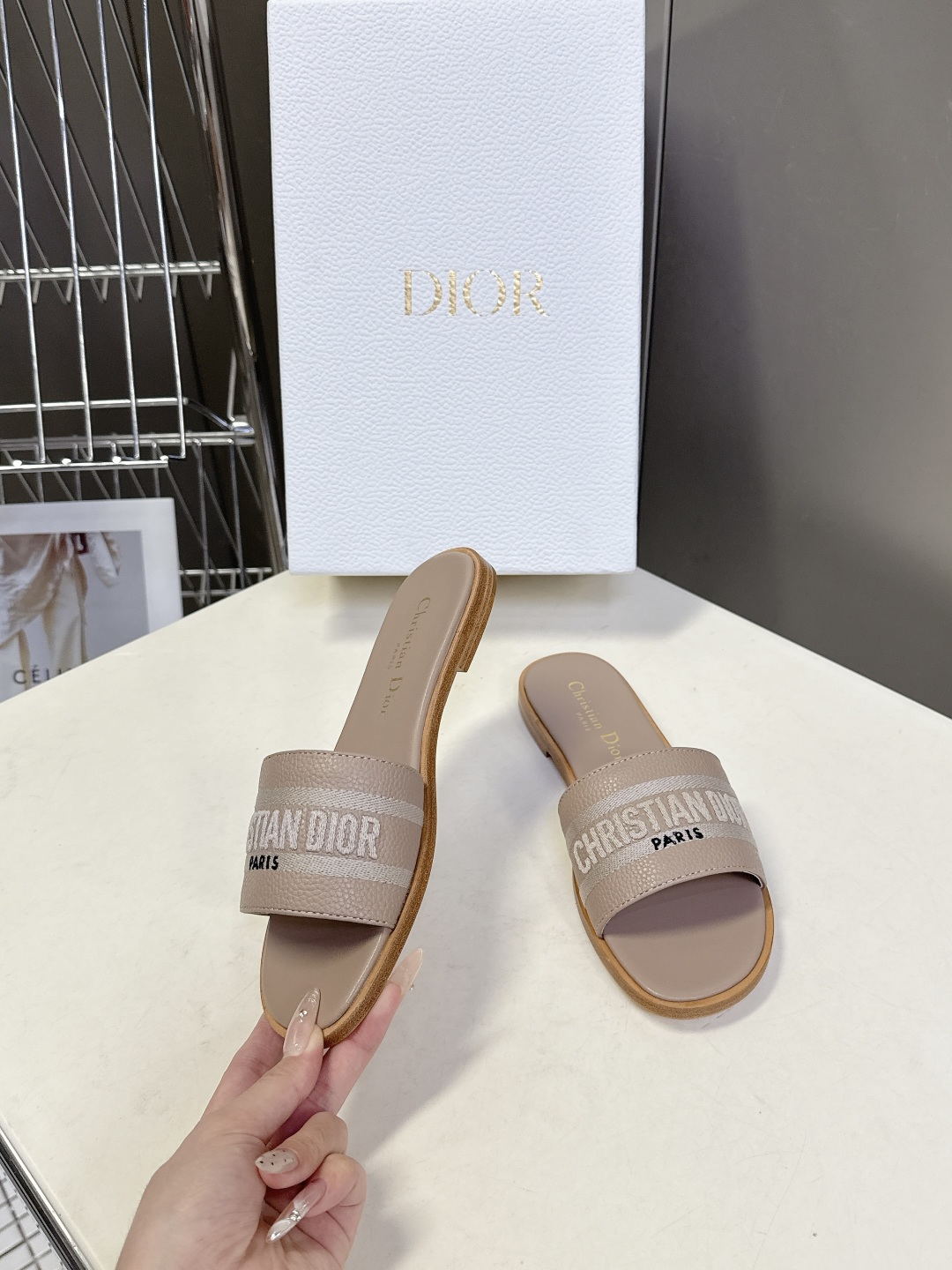 Dior迪奥2026春夏最新款CD拖鞋 超多明星时尚博主种草 春夏季必备 简约的设计 极具辨识度的品牌l