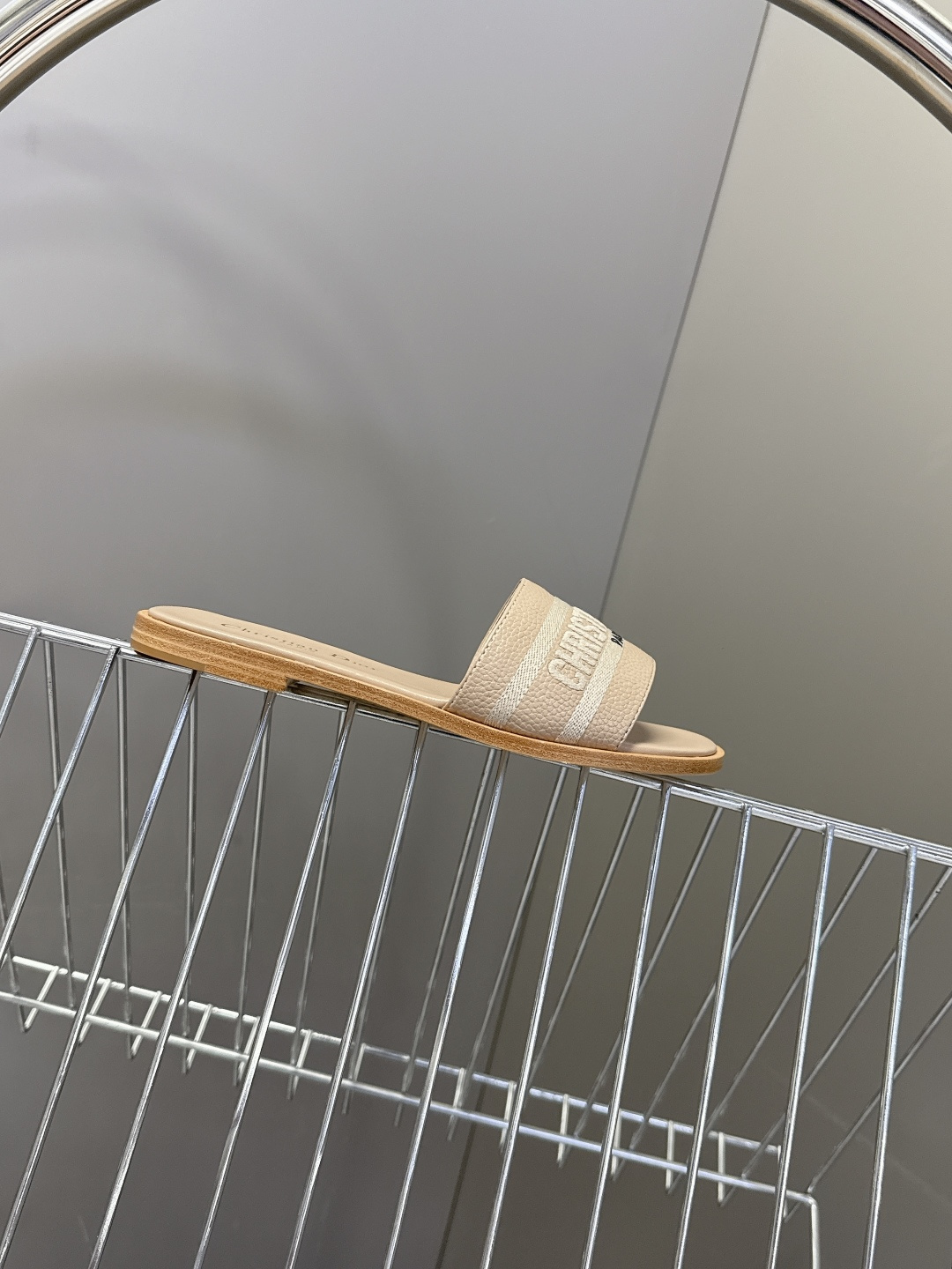 Dior迪奥2026春夏最新款CD拖鞋 超多明星时尚博主种草 春夏季必备 简约的设计 极具辨识度的品牌l