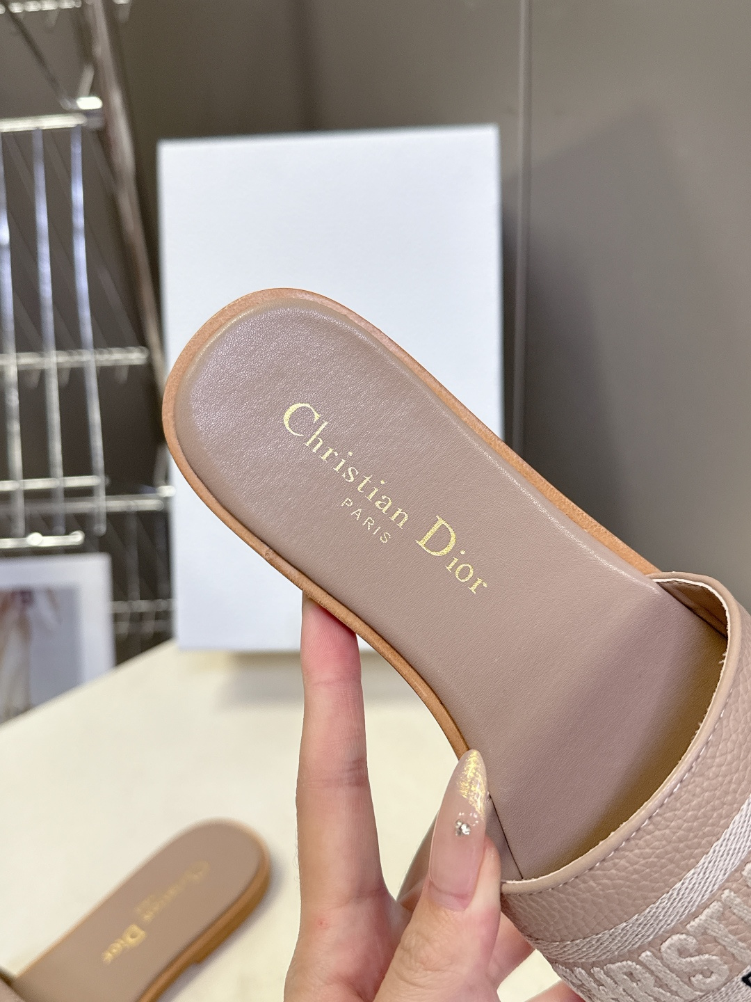 Dior迪奥2026春夏最新款CD拖鞋 超多明星时尚博主种草 春夏季必备 简约的设计 极具辨识度的品牌l