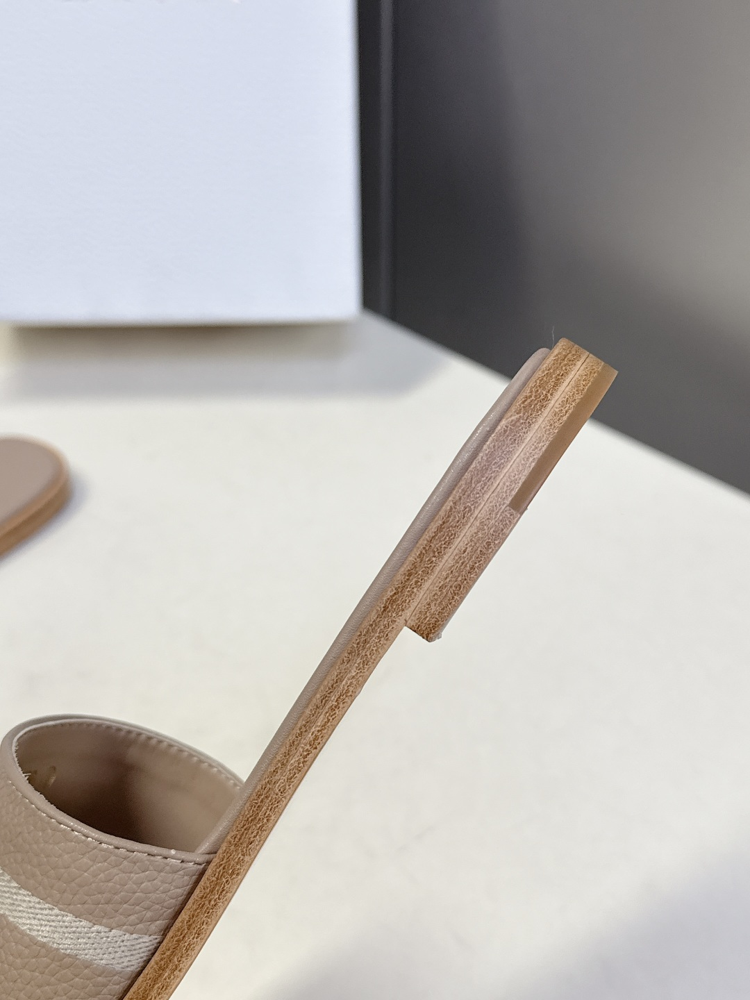 Dior迪奥2026春夏最新款CD拖鞋 超多明星时尚博主种草 春夏季必备 简约的设计 极具辨识度的品牌l