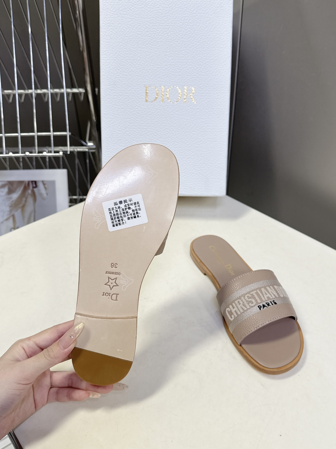 Dior迪奥2026春夏最新款CD拖鞋 超多明星时尚博主种草 春夏季必备 简约的设计 极具辨识度的品牌l