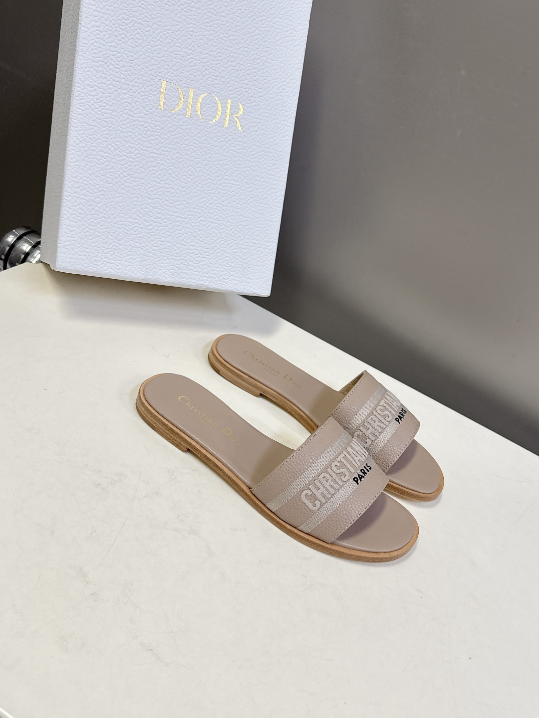 Dior迪奥2026春夏最新款CD拖鞋 超多明星时尚博主种草 春夏季必备 简约的设计 极具辨识度的品牌l