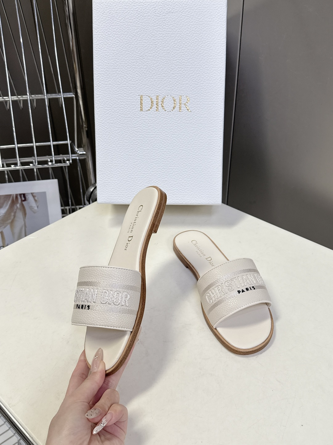 Dior迪奥2026春夏最新款CD拖鞋 超多明星时尚博主种草 春夏季必备 简约的设计 极具辨识度的品牌l