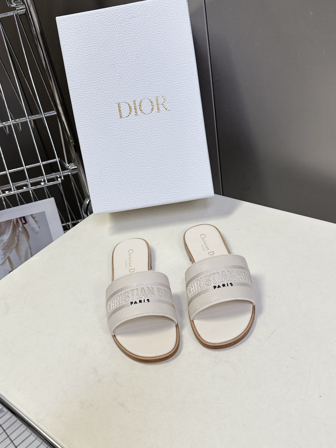 Dior迪奥2026春夏最新款CD拖鞋 超多明星时尚博主种草 春夏季必备 简约的设计 极具辨识度的品牌l