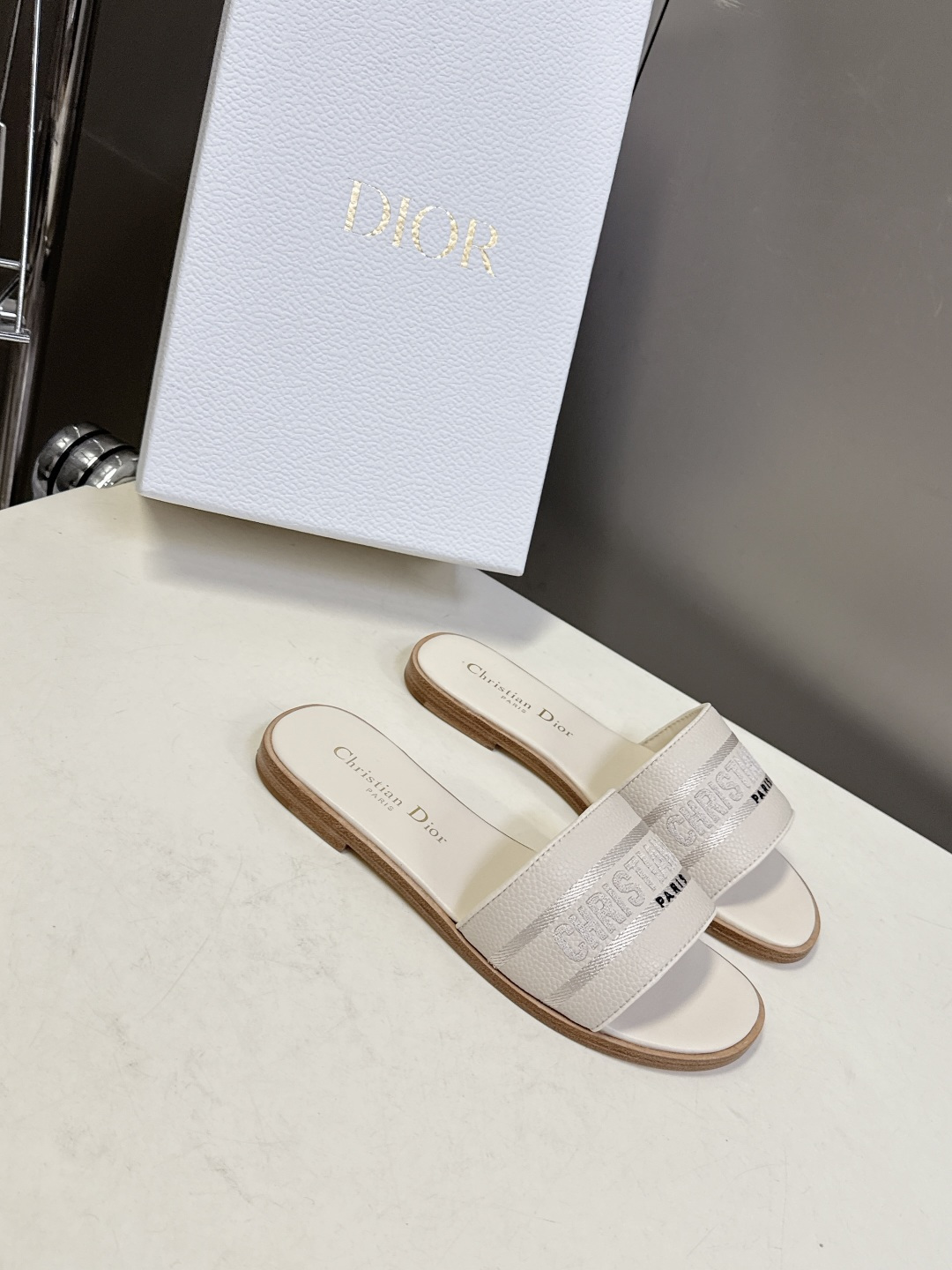 Dior迪奥2026春夏最新款CD拖鞋 超多明星时尚博主种草 春夏季必备 简约的设计 极具辨识度的品牌l