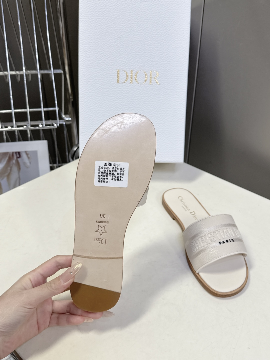 Dior迪奥2026春夏最新款CD拖鞋 超多明星时尚博主种草 春夏季必备 简约的设计 极具辨识度的品牌l