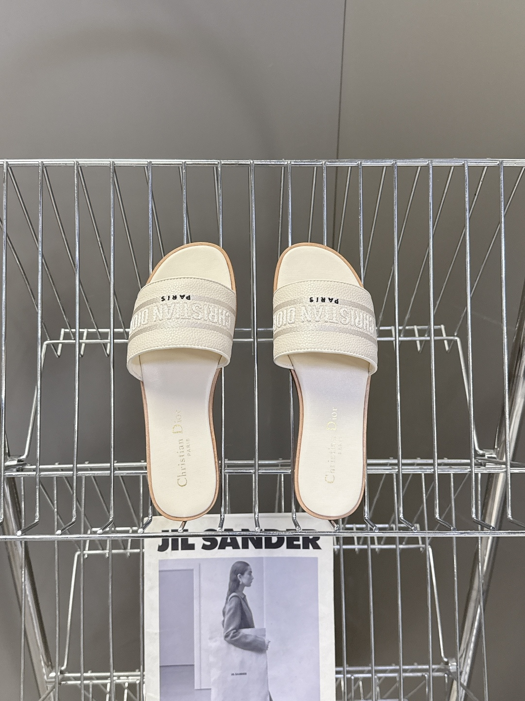 Dior迪奥2026春夏最新款CD拖鞋 超多明星时尚博主种草 春夏季必备 简约的设计 极具辨识度的品牌l