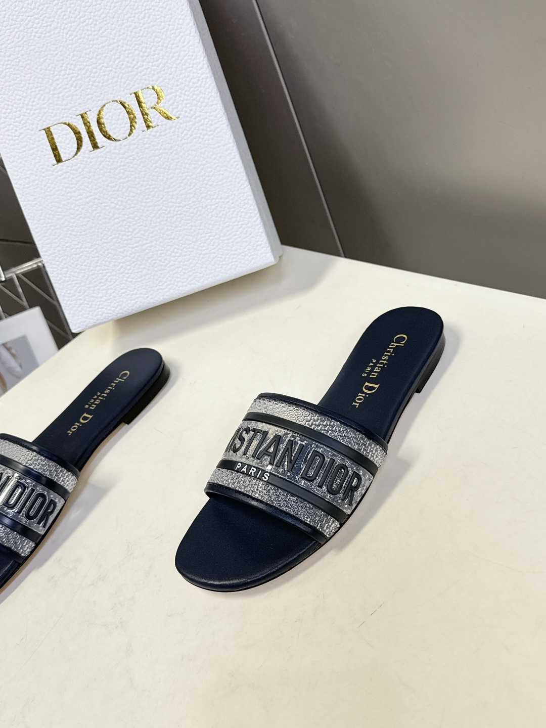 Dior迪奥2026春夏最新款CD拖鞋 超多明星时尚博主种草 春夏季必备 简约的设计 极具辨识度的品牌l