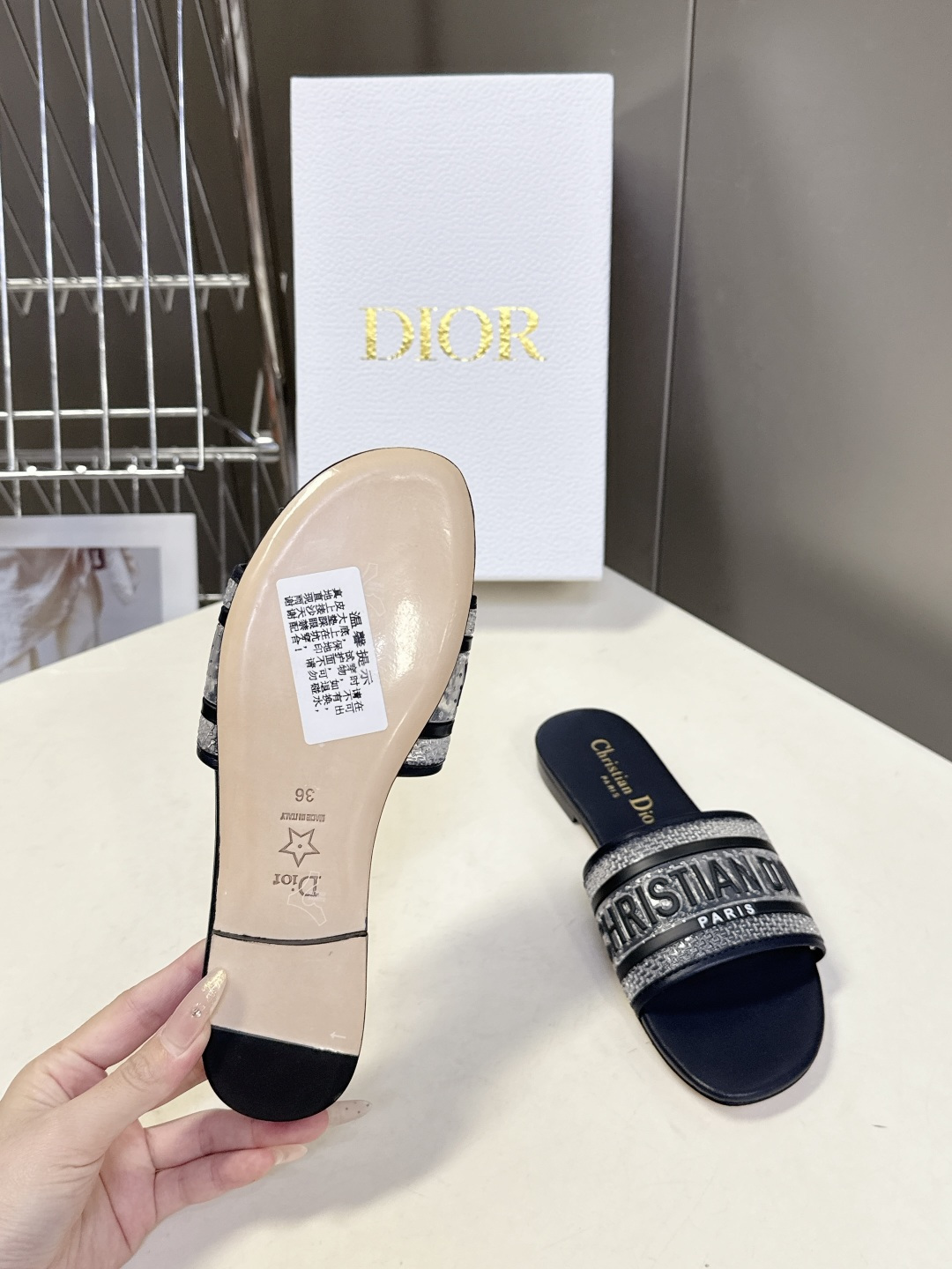 Dior迪奥2026春夏最新款CD拖鞋 超多明星时尚博主种草 春夏季必备 简约的设计 极具辨识度的品牌l