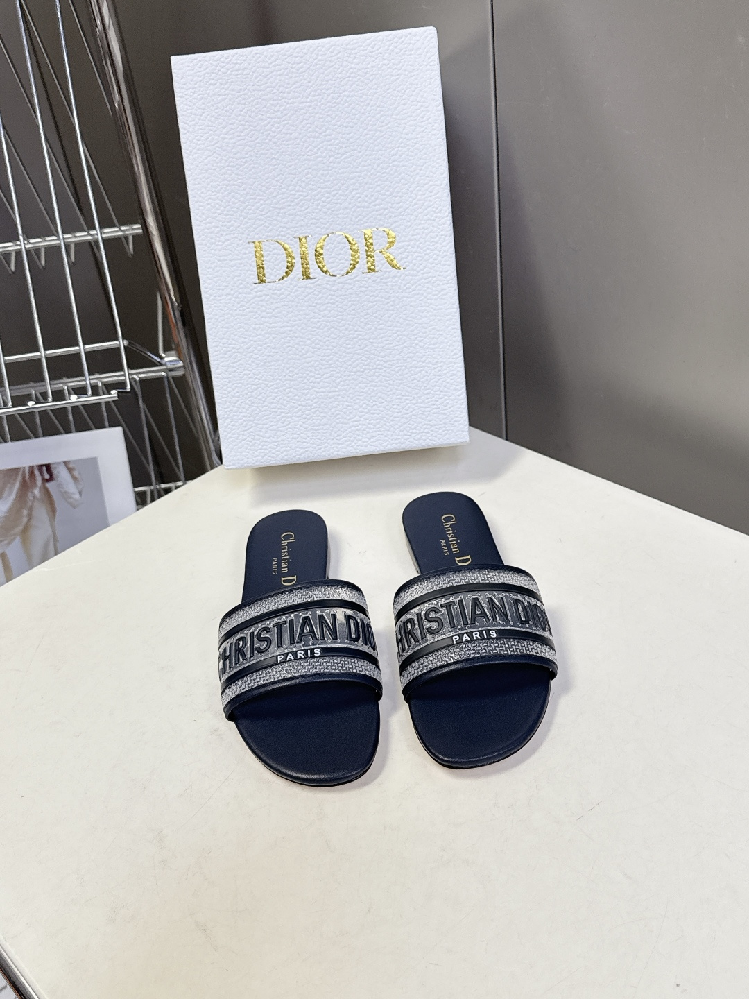 Dior迪奥2026春夏最新款CD拖鞋 超多明星时尚博主种草 春夏季必备 简约的设计 极具辨识度的品牌l