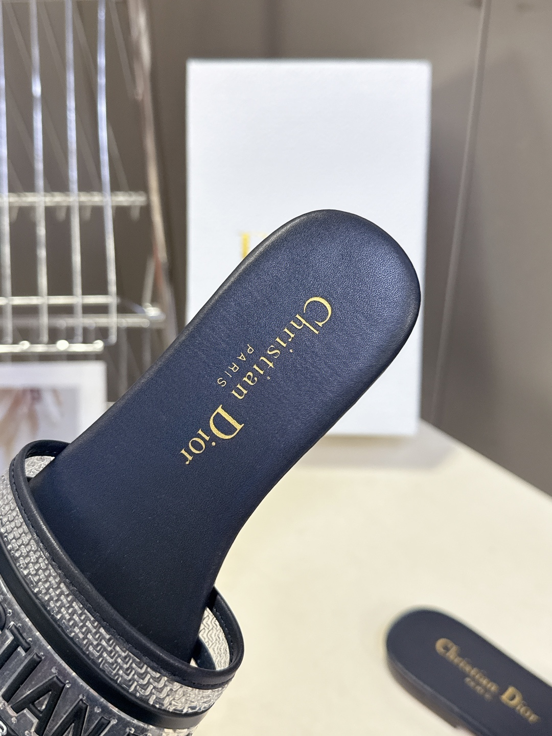 Dior迪奥2026春夏最新款CD拖鞋 超多明星时尚博主种草 春夏季必备 简约的设计 极具辨识度的品牌l