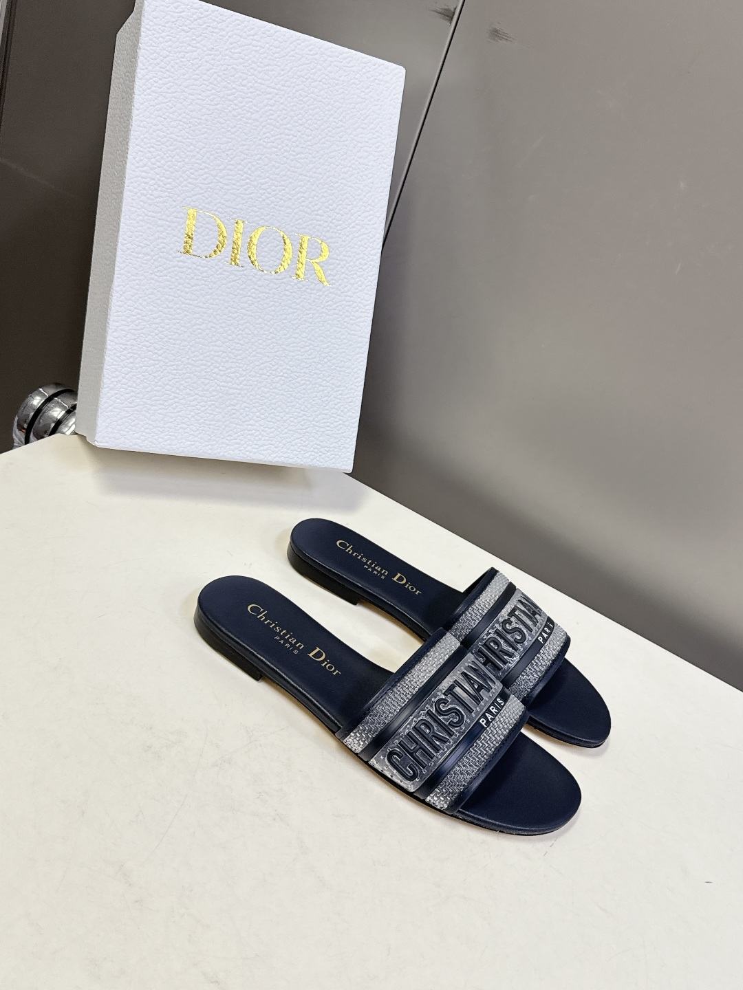 Dior迪奥2026春夏最新款CD拖鞋 超多明星时尚博主种草 春夏季必备 简约的设计 极具辨识度的品牌l