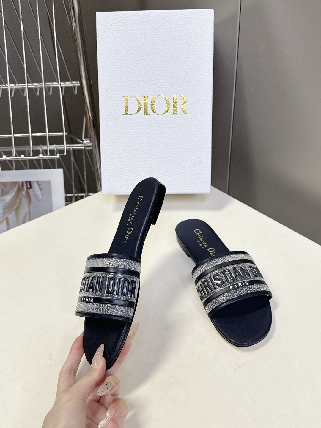 Dior迪奥2026春夏最新款CD拖鞋 超多明星时尚博主种草 春夏季必备 简约的设计 极具辨识度的品牌l