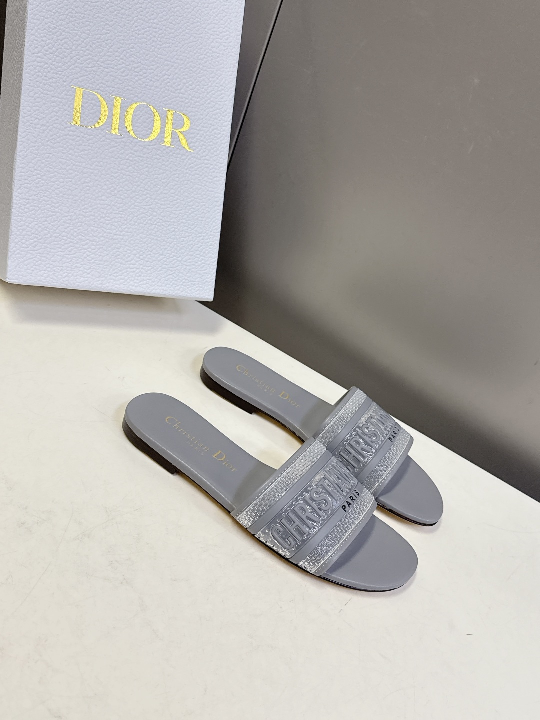 Dior迪奥2026春夏最新款CD拖鞋 超多明星时尚博主种草 春夏季必备 简约的设计 极具辨识度的品牌l