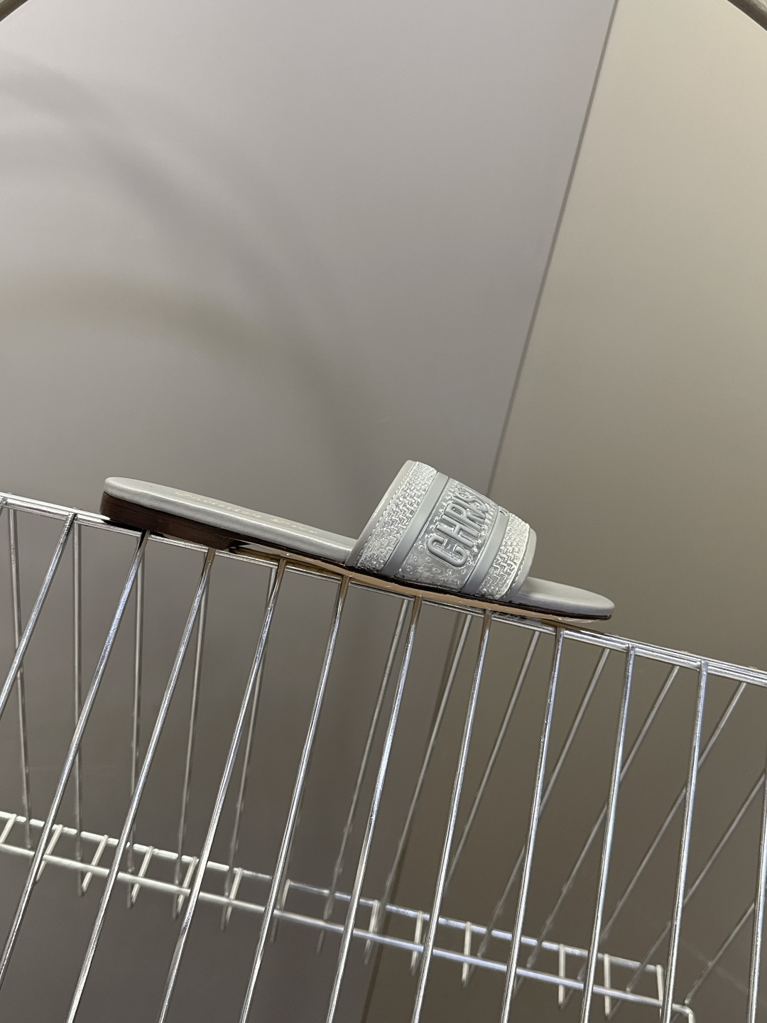 Dior迪奥2026春夏最新款CD拖鞋 超多明星时尚博主种草 春夏季必备 简约的设计 极具辨识度的品牌l