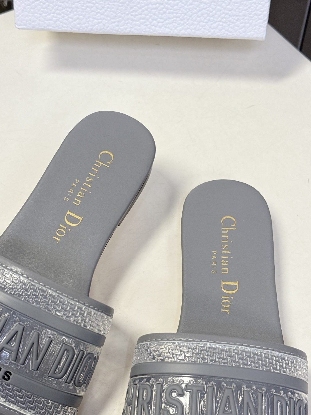 Dior迪奥2026春夏最新款CD拖鞋 超多明星时尚博主种草 春夏季必备 简约的设计 极具辨识度的品牌l