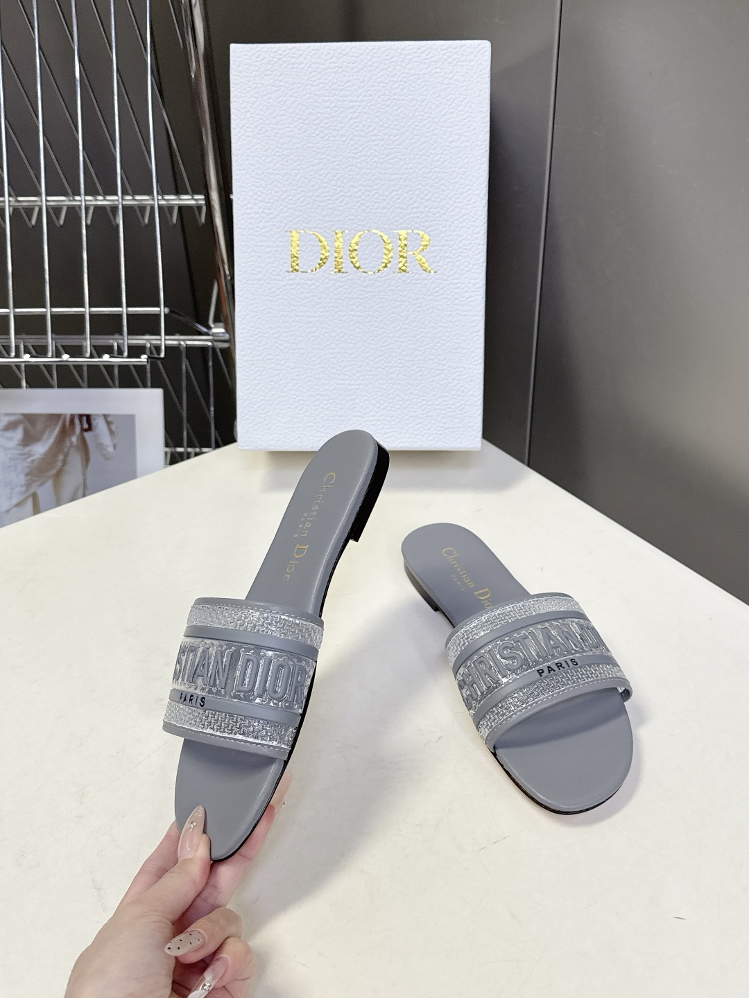 Dior迪奥2026春夏最新款CD拖鞋 超多明星时尚博主种草 春夏季必备 简约的设计 极具辨识度的品牌l