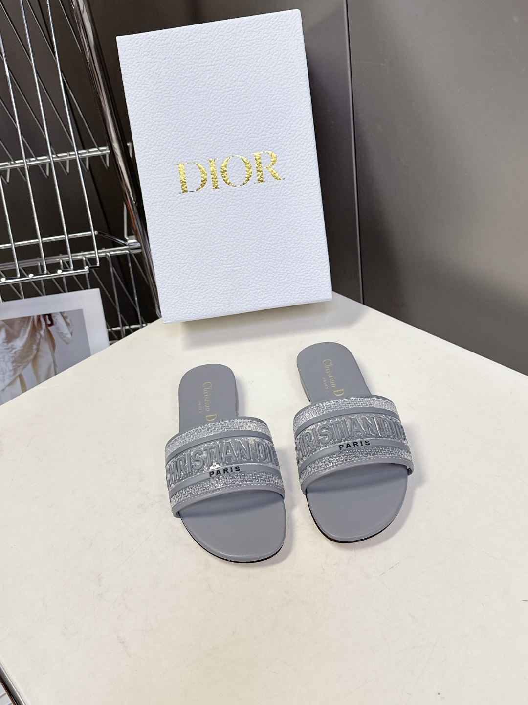 Dior迪奥2026春夏最新款CD拖鞋 超多明星时尚博主种草 春夏季必备 简约的设计 极具辨识度的品牌l