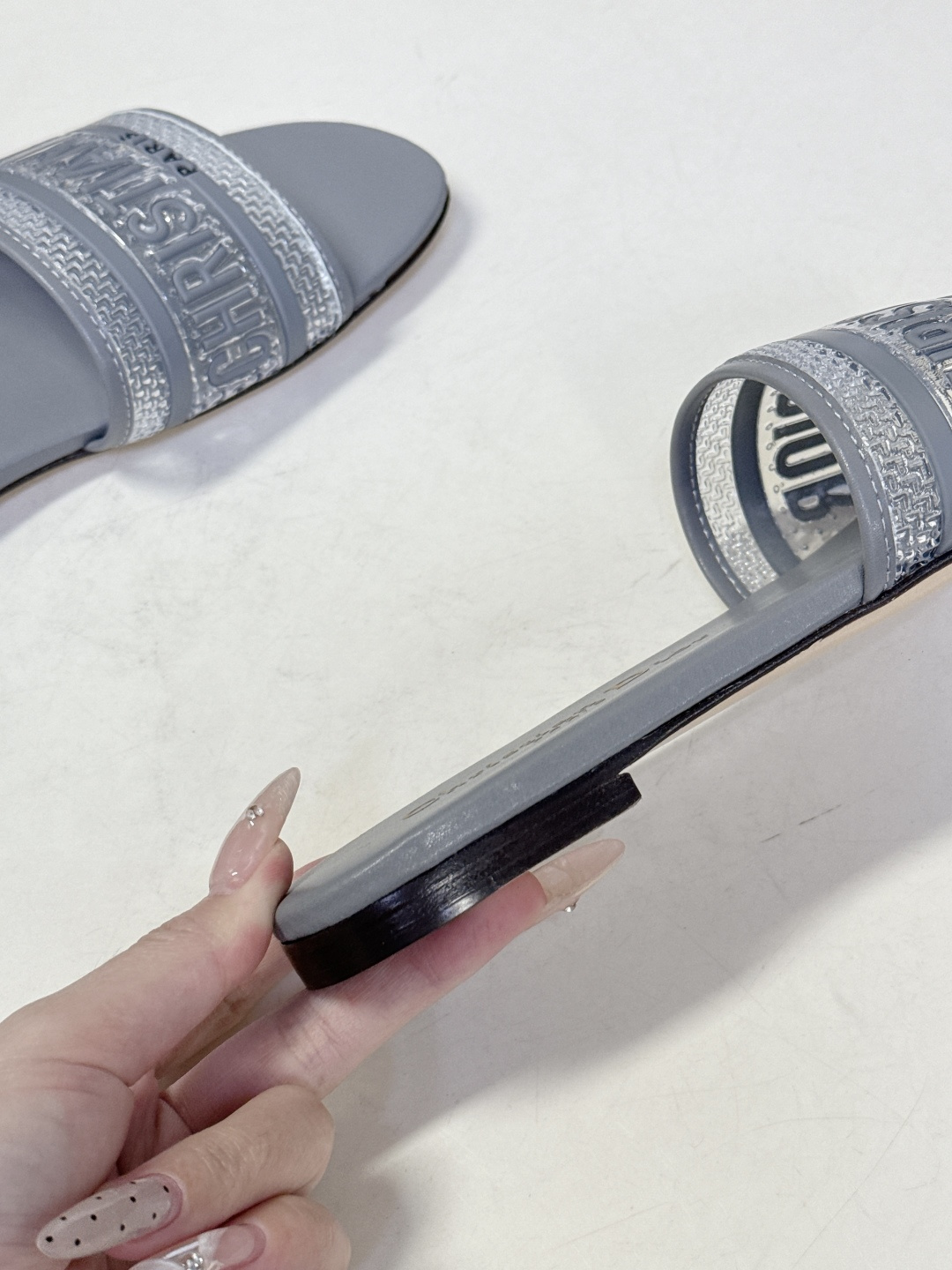 Dior迪奥2026春夏最新款CD拖鞋 超多明星时尚博主种草 春夏季必备 简约的设计 极具辨识度的品牌l