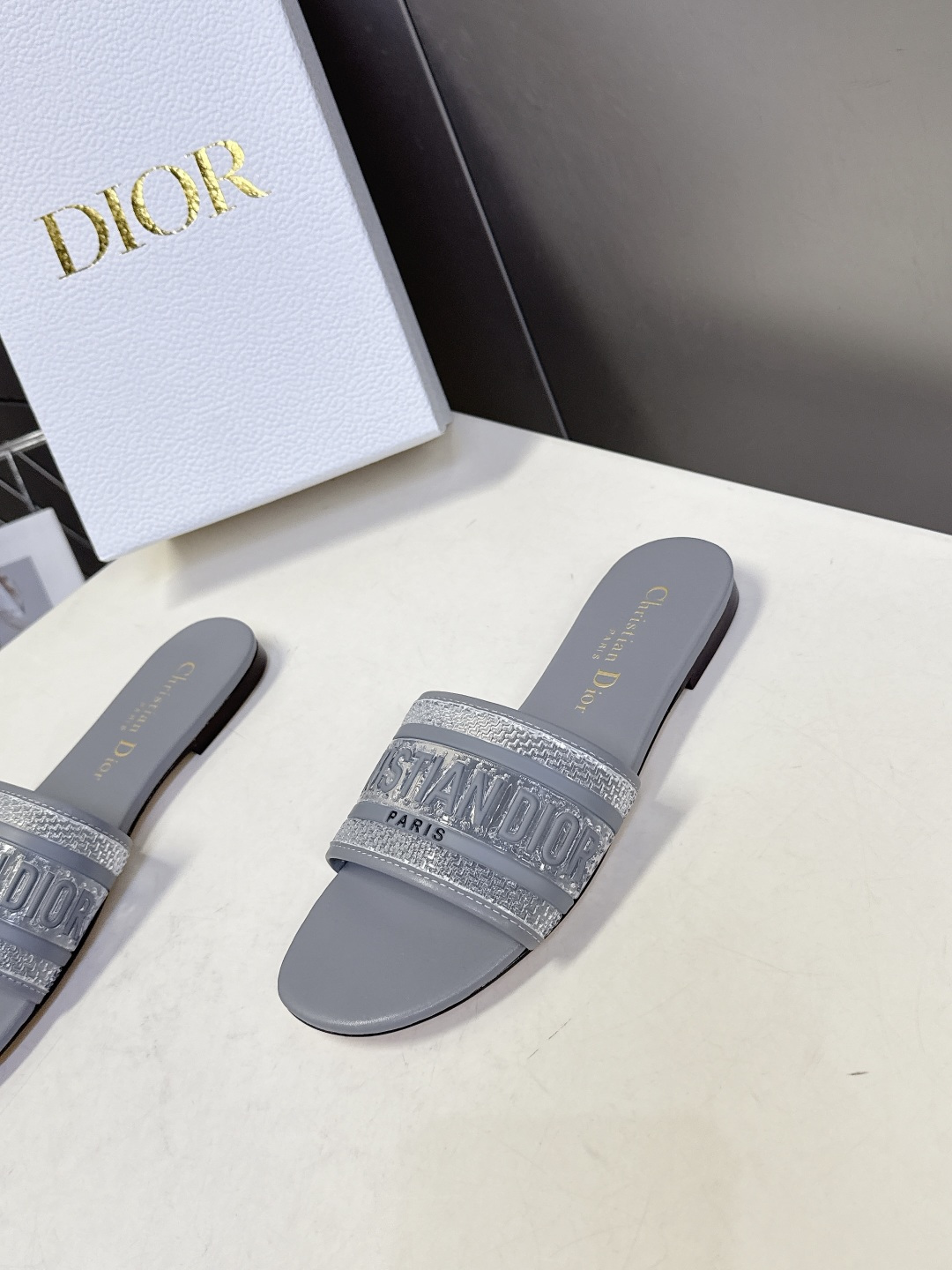 Dior迪奥2026春夏最新款CD拖鞋 超多明星时尚博主种草 春夏季必备 简约的设计 极具辨识度的品牌l