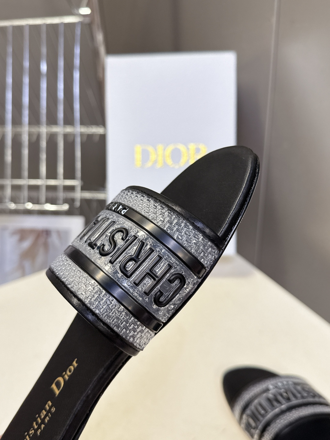 Dior迪奥2026春夏最新款CD拖鞋 超多明星时尚博主种草 春夏季必备 简约的设计 极具辨识度的品牌l