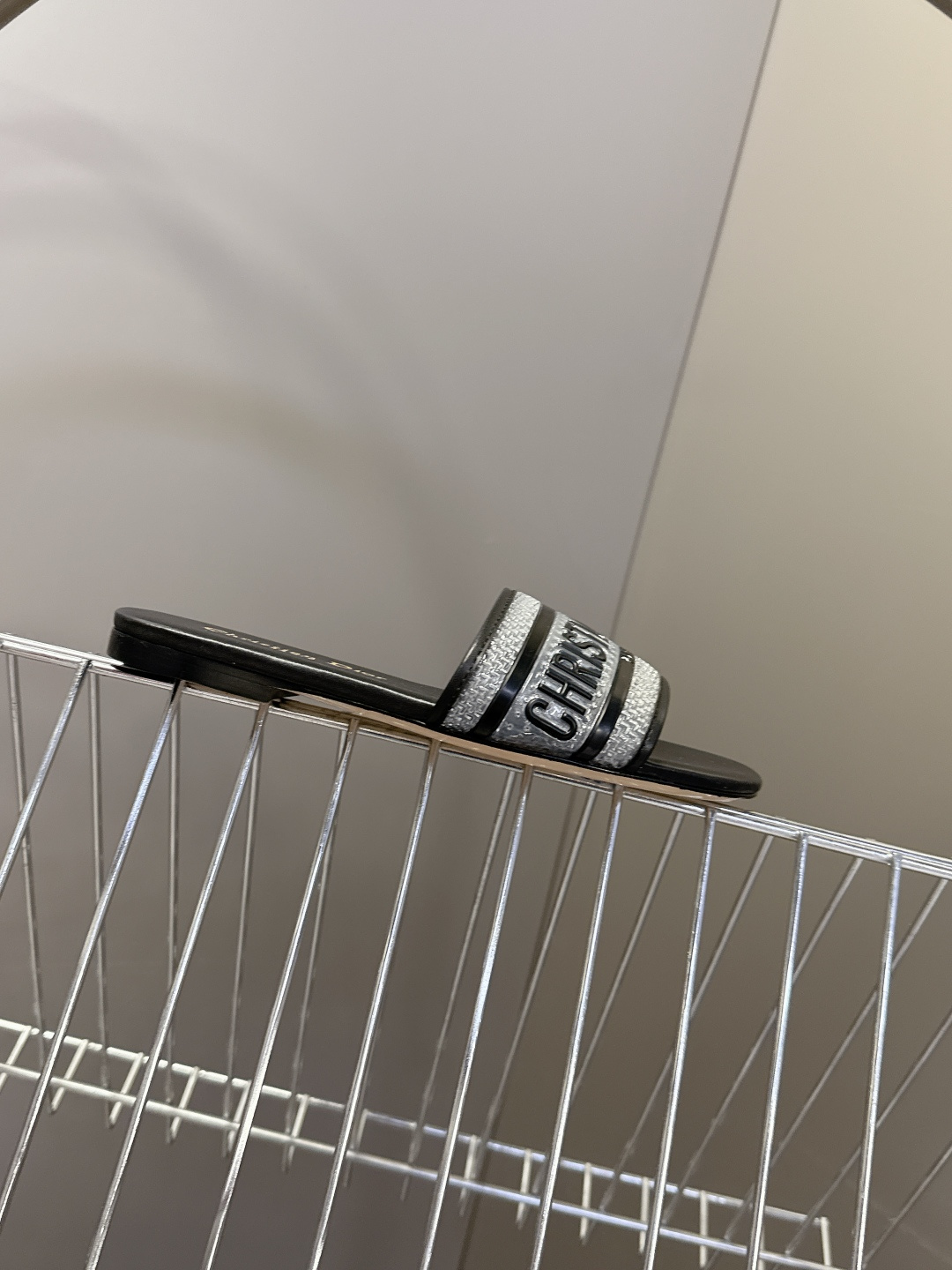 Dior迪奥2026春夏最新款CD拖鞋 超多明星时尚博主种草 春夏季必备 简约的设计 极具辨识度的品牌l