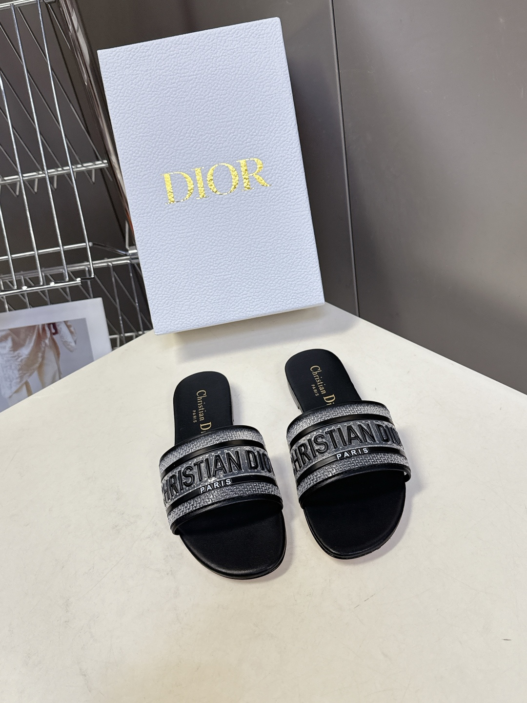 Dior迪奥2026春夏最新款CD拖鞋 超多明星时尚博主种草 春夏季必备 简约的设计 极具辨识度的品牌l