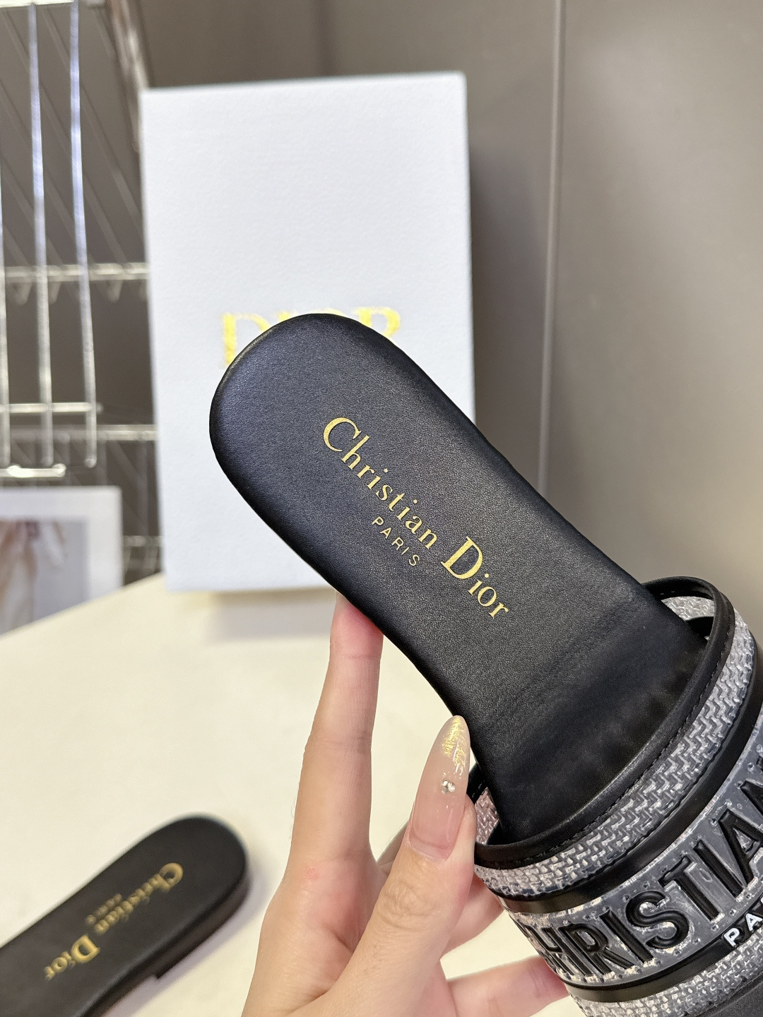 Dior迪奥2026春夏最新款CD拖鞋 超多明星时尚博主种草 春夏季必备 简约的设计 极具辨识度的品牌l