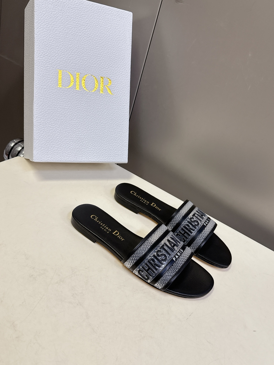 Dior迪奥2026春夏最新款CD拖鞋 超多明星时尚博主种草 春夏季必备 简约的设计 极具辨识度的品牌l