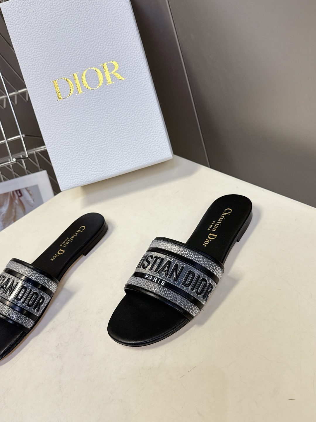 Dior迪奥2026春夏最新款CD拖鞋 超多明星时尚博主种草 春夏季必备 简约的设计 极具辨识度的品牌l