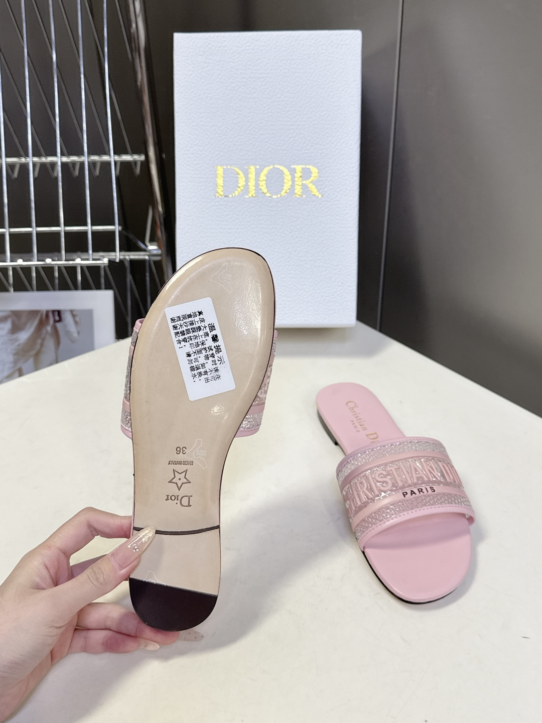 Dior迪奥2026春夏最新款CD拖鞋 超多明星时尚博主种草 春夏季必备 简约的设计 极具辨识度的品牌l