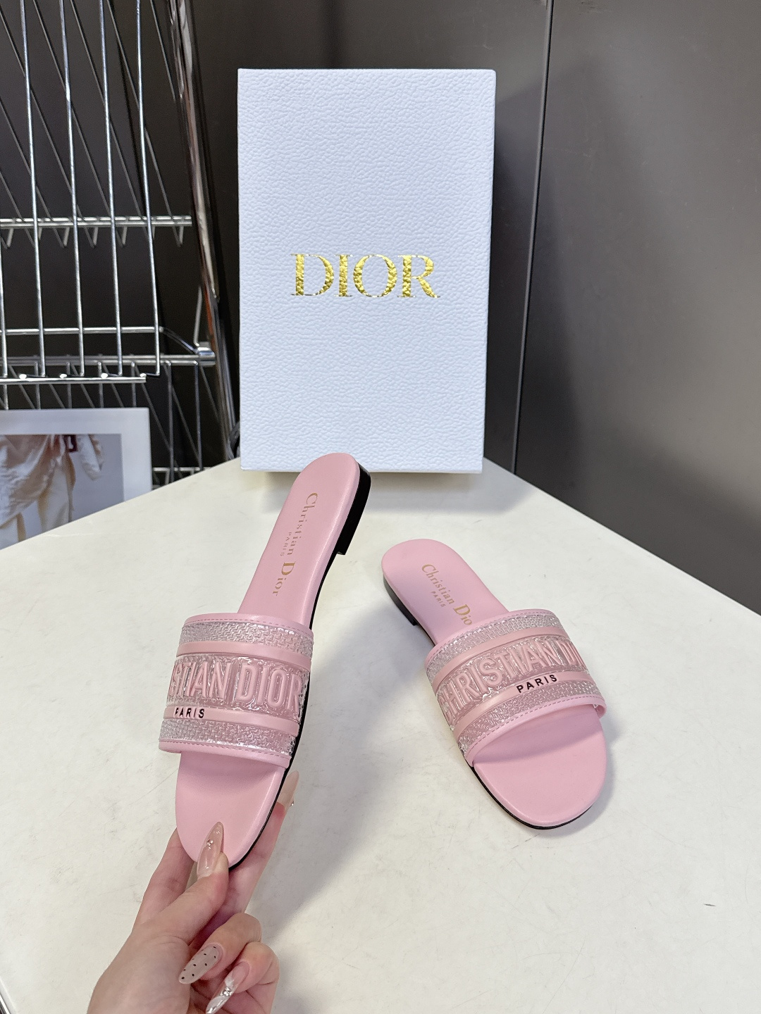 Dior迪奥2026春夏最新款CD拖鞋 超多明星时尚博主种草 春夏季必备 简约的设计 极具辨识度的品牌l
