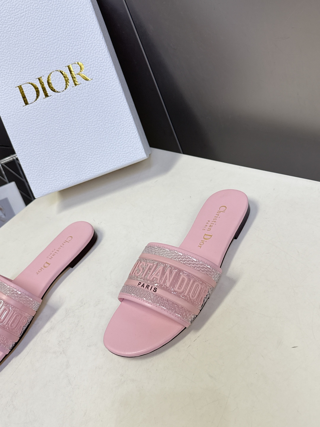 Dior迪奥2026春夏最新款CD拖鞋 超多明星时尚博主种草 春夏季必备 简约的设计 极具辨识度的品牌l