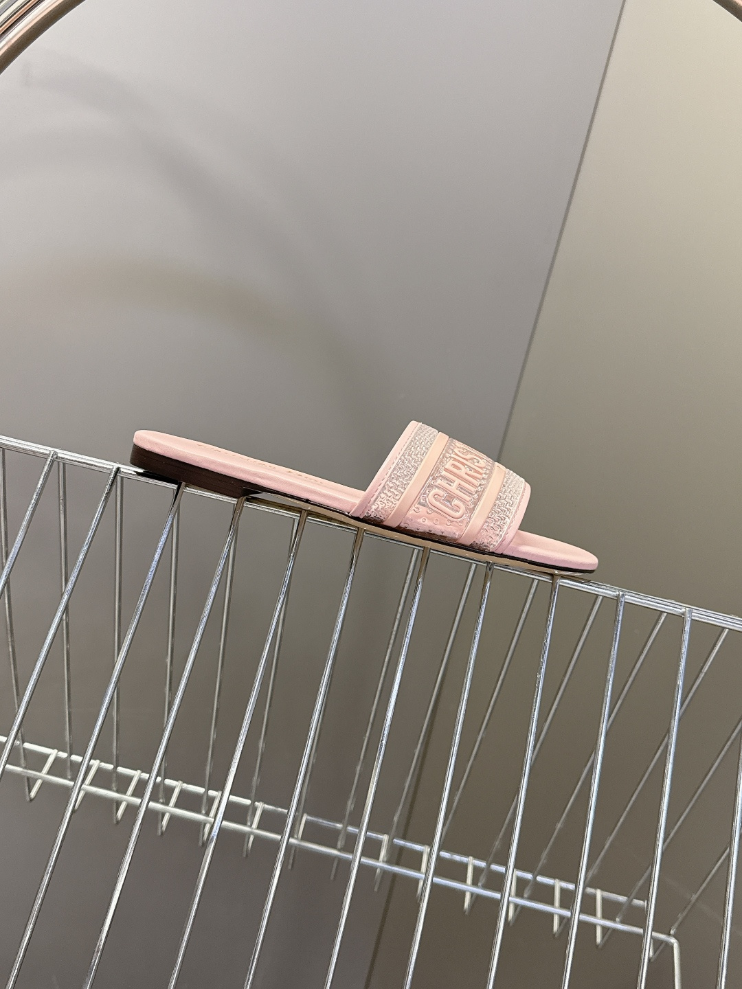 Dior迪奥2026春夏最新款CD拖鞋 超多明星时尚博主种草 春夏季必备 简约的设计 极具辨识度的品牌l